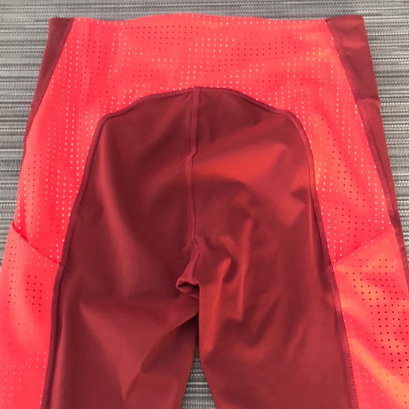 ⭐️Athleta Ultimate Stash Pocket Colorblock Laser Cut 7/8 Tight Legging Sz Small - Picture 7 of 9